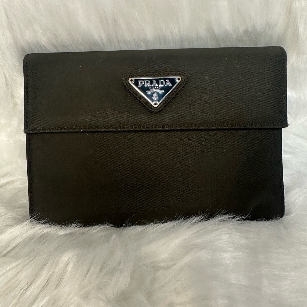 💯 Authentic Prada wallet